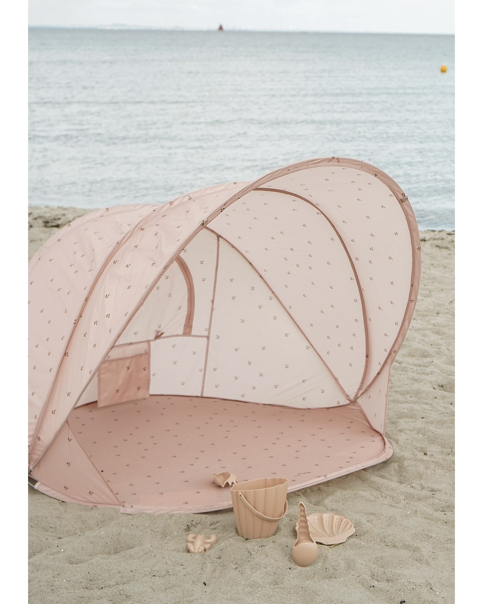 tenda-da-sole-per-spiaggia-495zrq-1.jpg Konges Slojd Tenda da Spiaggia Anti UV Ciliegia Sistema Pop Up 125x125x110 cm bambina - immagine 1